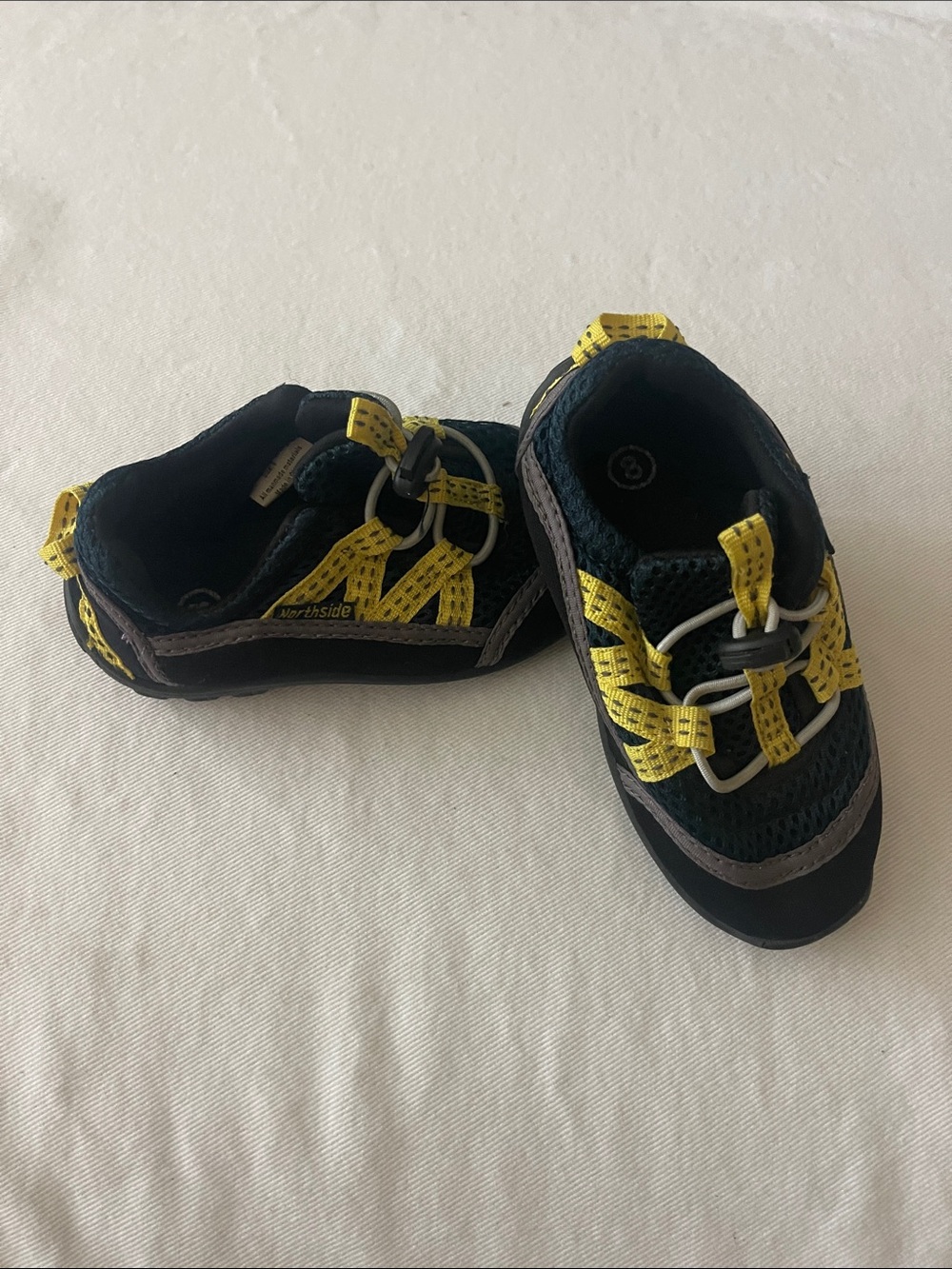 Northside Kids Size 8 Black and Yellow Active Sneakers